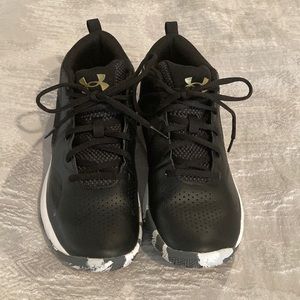 Youth Under Armour basketball shoes. Size 5.5 Y